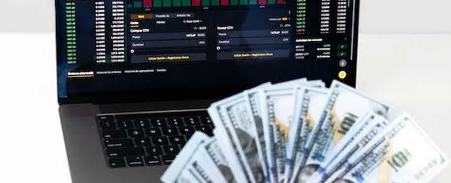 Are you qualified for a job in financial management if you have accounting skills?