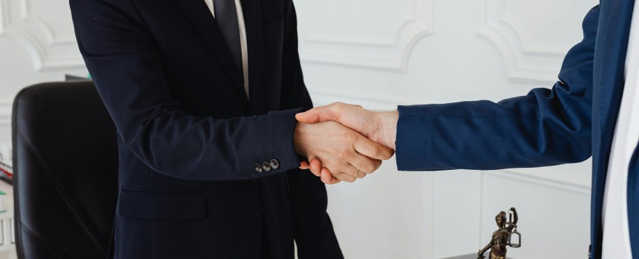 Difference Between Leader & Manager: Which One Are You Becoming?