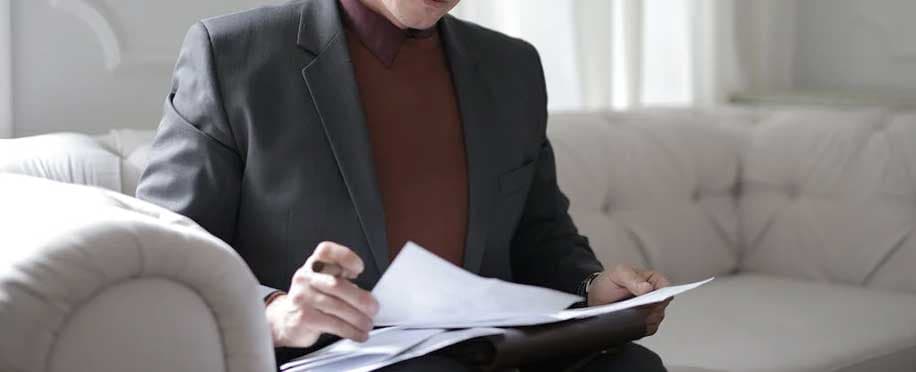 How does project governance manage companies toward success?